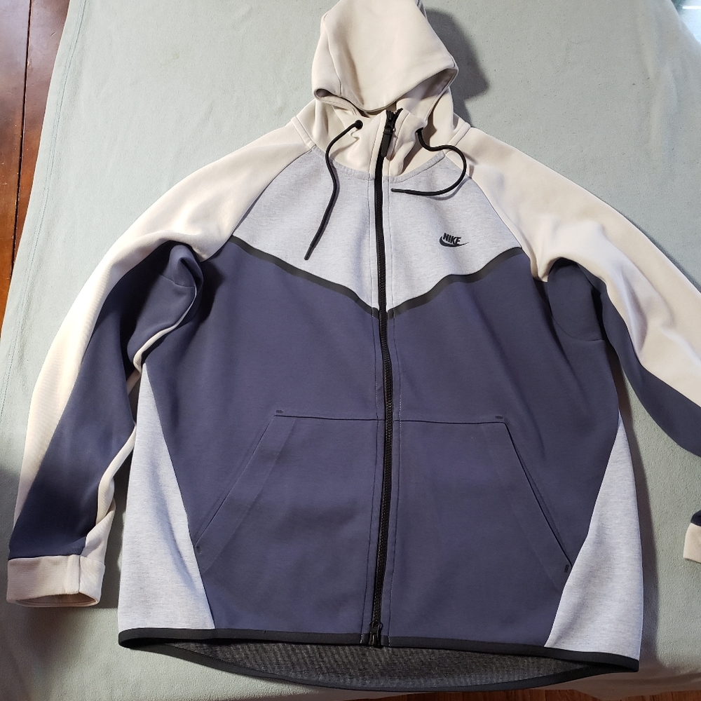 Nike Tech Fleece top